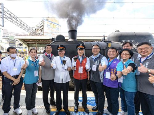 蒸気の古い列車T 668、「富岡」の時間を逆流させる